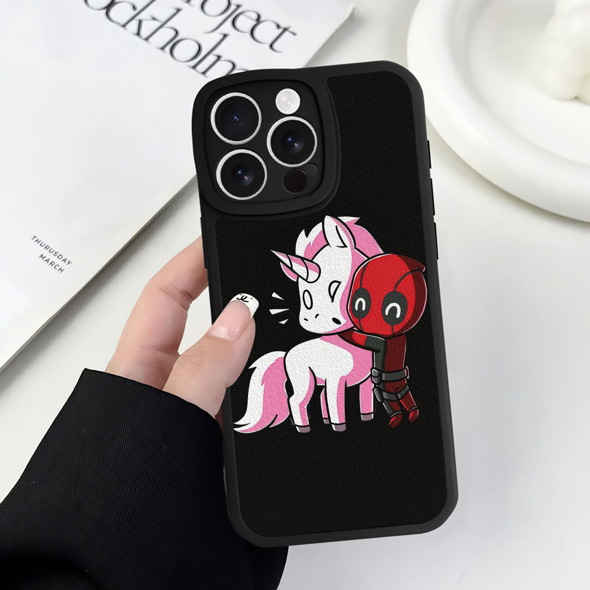 （画像用） Deadpool デッドプール 【iPhone 16シリーズ対応】シリコンスマホケース（レザー調） 材質：シリコン